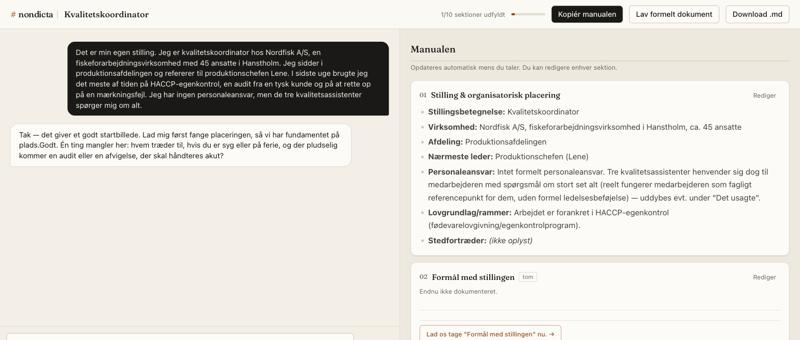 Demo: en AI interviewer en bruger, mens manualen udfyldes automatisk i sektioner.